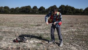 Soil sampling with manual auger for geochemical campaign